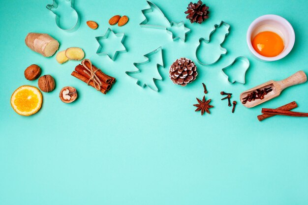 Moules de Noël pour faire des biscuits de pain d'épice sur fond bleu. Style plat