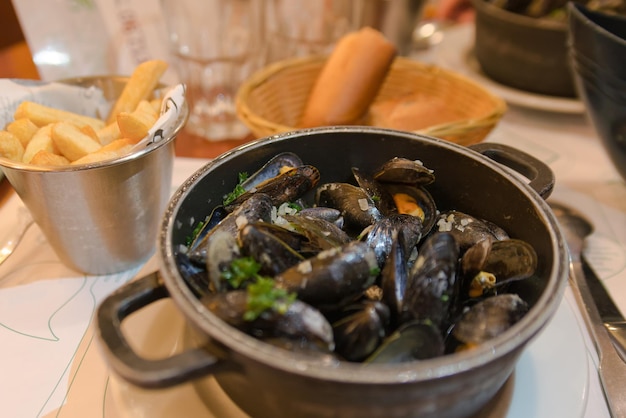 Les moules à la poêle.