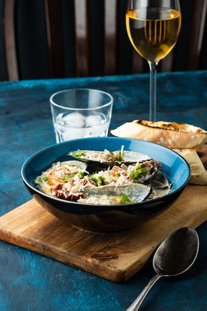 Moules avec sauce au fromage bleu et baguette à l'ail.