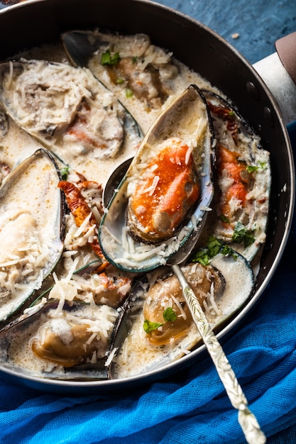 Moules avec sauce au fromage bleu et baguette à l'ail.