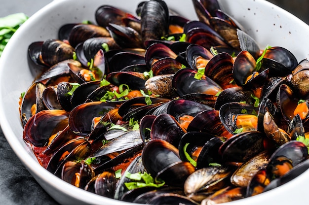 Moules à la sauce tomate au persil et aux herbes