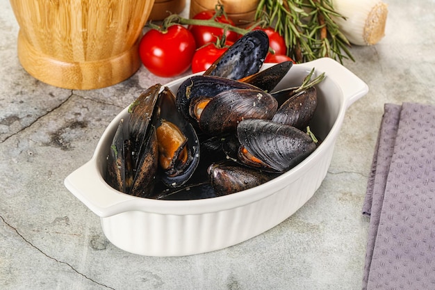 Des moules savoureuses dans le bol avec des herbes