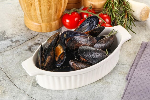 Photo moules savoureuses dans le bol