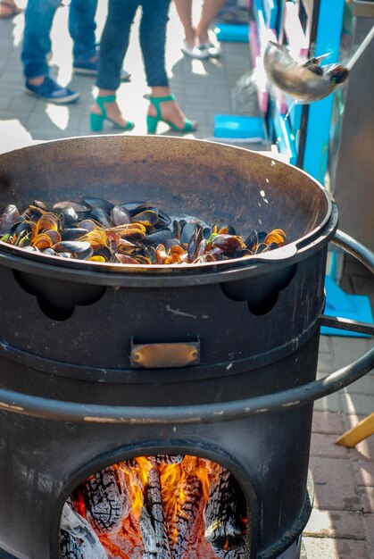 Photo les moules sont frites sur un brasier