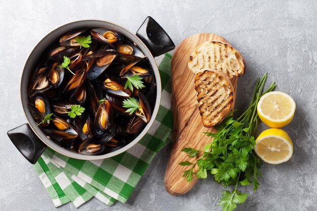 Moules et toasts de pain