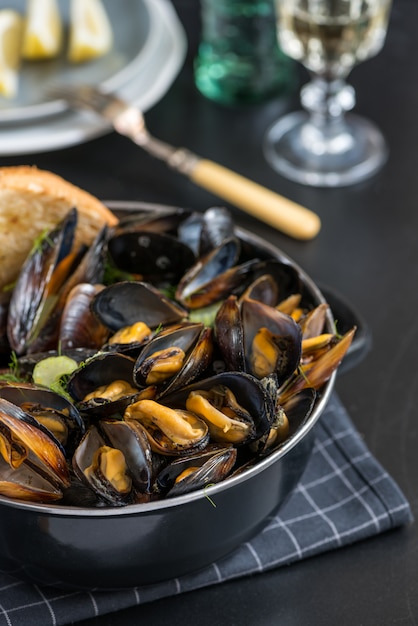 Moules à la vapeur au vin blanc