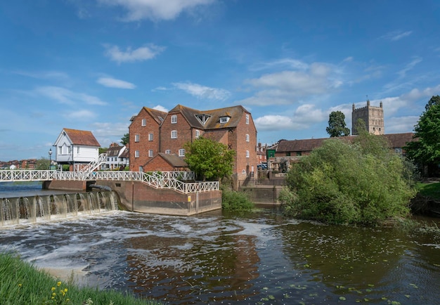 Moulin de l'abbaye et déversoir sur la rivière Avon dans le bourg de Tewkesbury dans le Gloucestershire en Angleterre