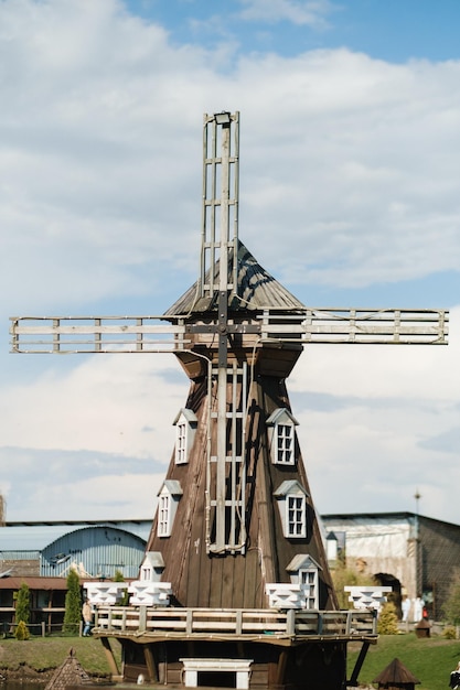 Moulin en bois décoratif debout à l'extérieur en été