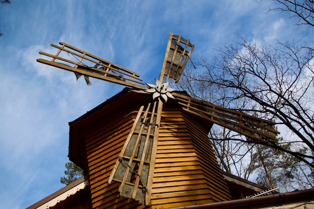 Moulin en bois sur fond de ciel bleu