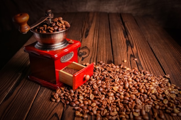 Moulin à café et café sur une surface en bois