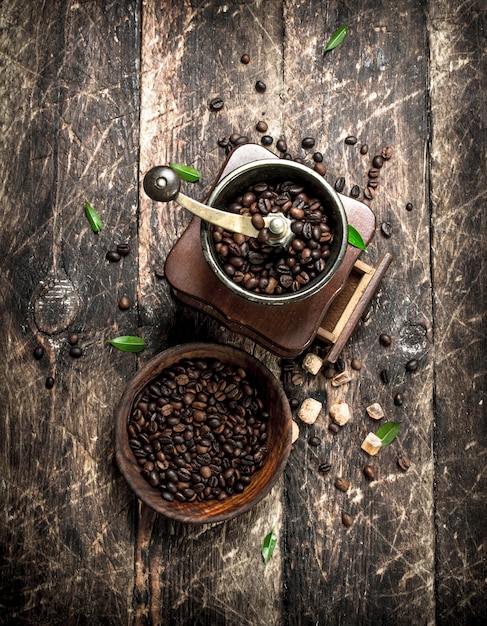 Moulin à café avec grains de café