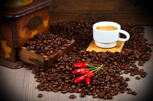 Moulin à café avec grains et tasse à café