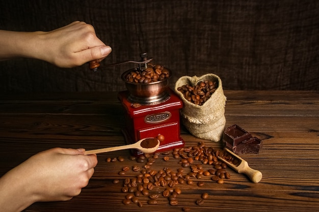 Un moulin à café et mains féminines