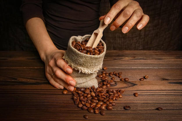 Un moulin à café et mains féminines