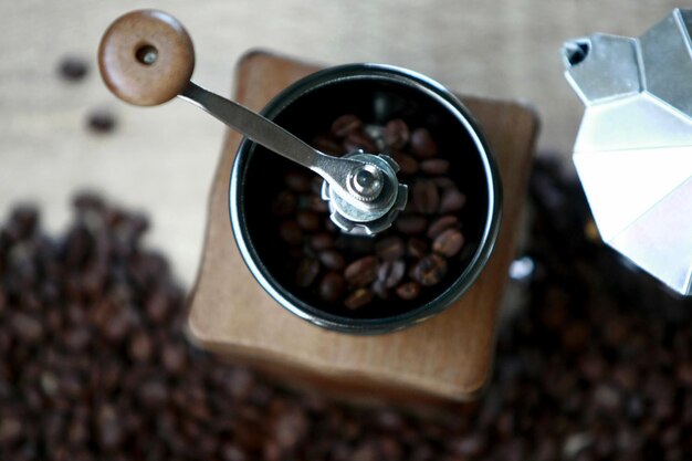 Moulin à café manuel avec grains de café et bouilloire goutte à goutte avec grains de café