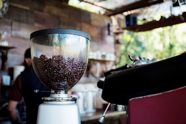 Moulin à café sur une table.