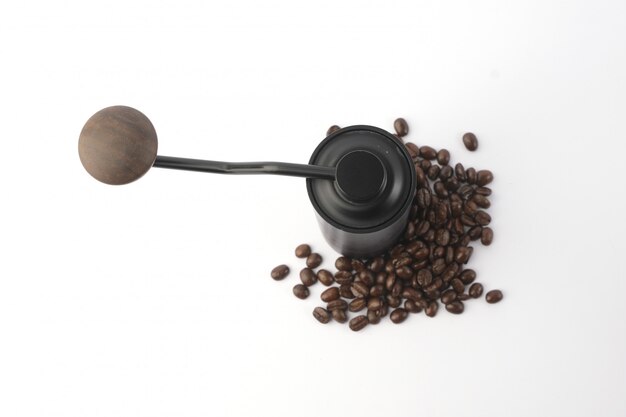 Moulin à café traditionnel avec des grains de café
