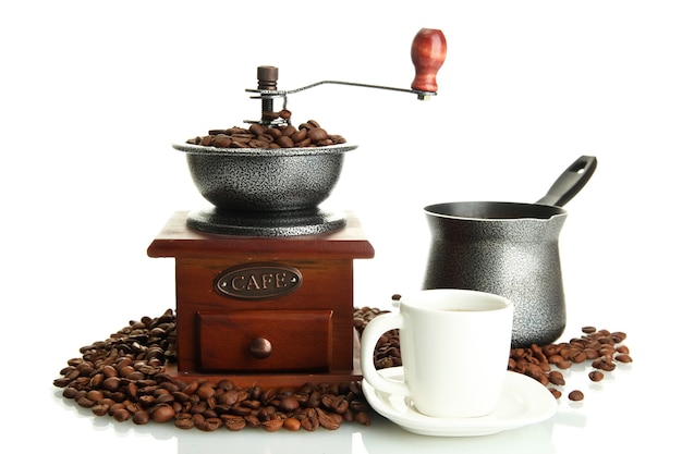 Moulin à café, turc et tasse de café avec des grains sur blanc