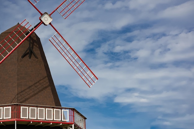 Un moulin dans un champ sur fond de ciel bleu ciel bleu vue moulin Moulin à ciel bleu