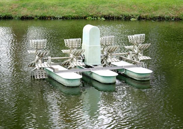 moulin à eau dans le parc du lac