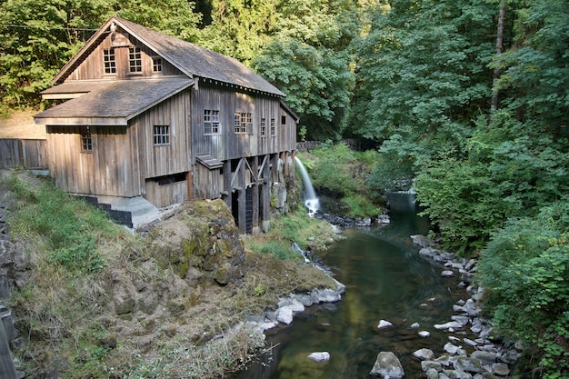 Moulin à grains historique le long de Cedar Creek