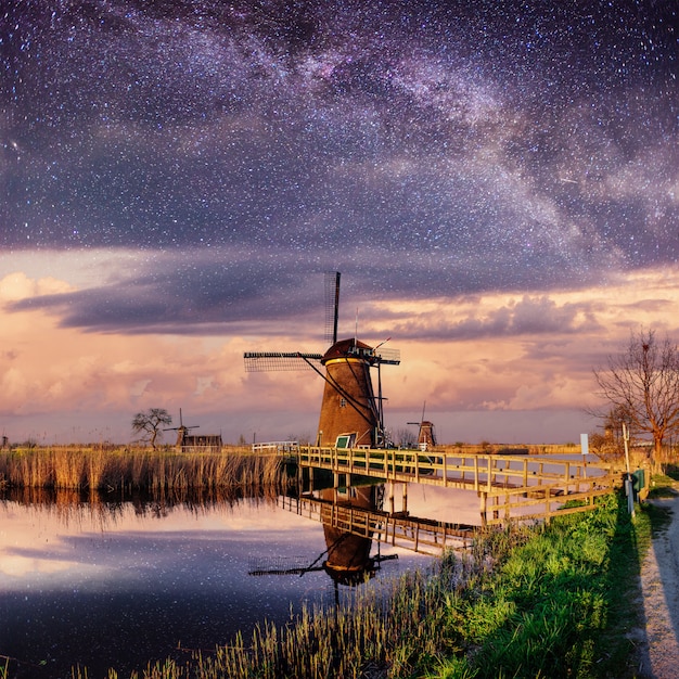 Moulin néerlandais la nuit.