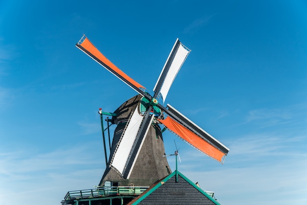 Photo un moulin à vent aux pays-bas