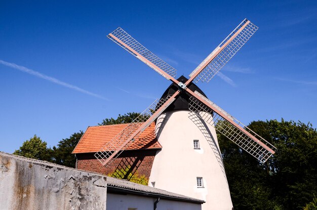 Moulin à vent blanc traditionnel à la campagne en Allemagne