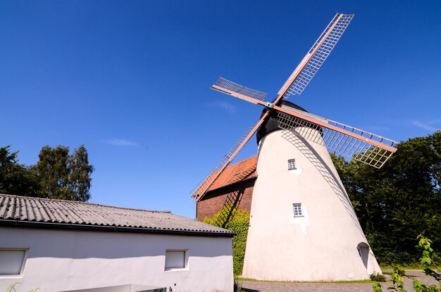 Moulin à vent blanc traditionnel