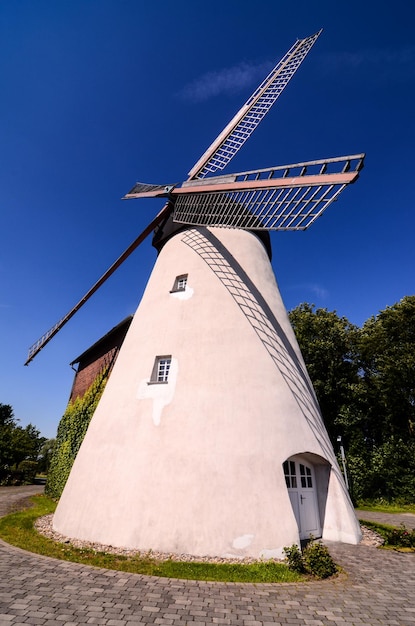 Moulin à vent blanc traditionnel