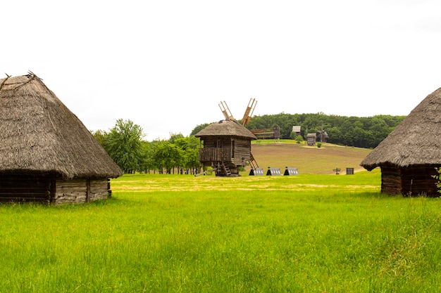 Moulin à vent en bois. Arrière plan. Bureau.