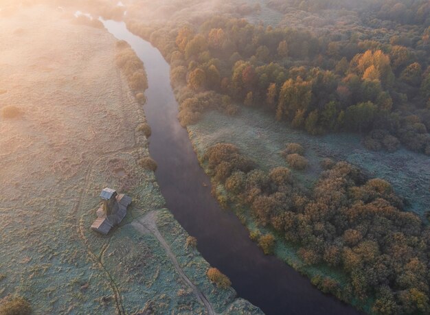 Moulin à Vent En Bois Au Bord De La Rivière Dans La Campagne à L'aube Et Brouillard En Automne, Le Matin Du Premier Gel. Vue Aérienne De Dessus Depuis Un Drone