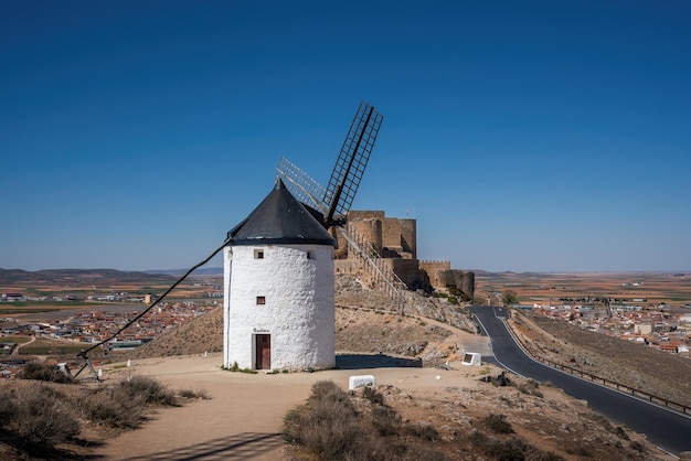 Photo moulin à vent de cardeno et château de consuegra château de la muela au cerro calderico consuegra castillala manche espagne