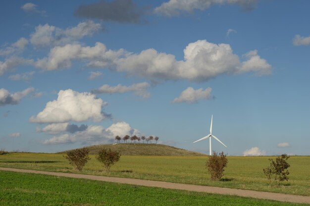 Photo moulin à vent sur le champ contre le ciel