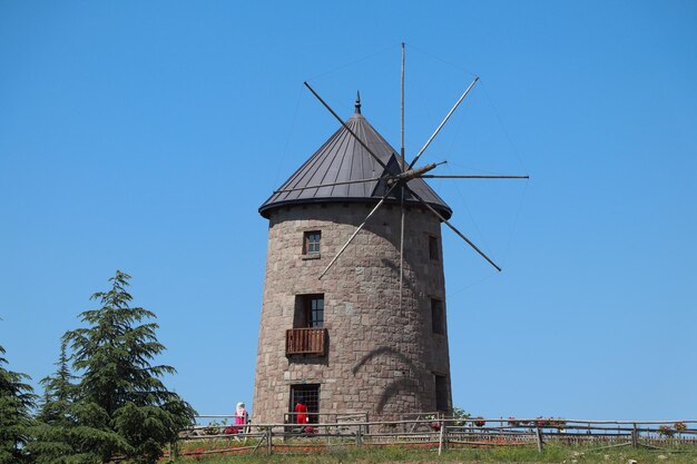 Photo moulin à vent et ciel bleu photo d'un moulin à vent avec des récoltes