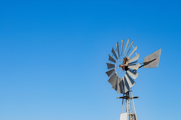 Moulin à vent contre le ciel bleu dans l'espace de copie par temps clair