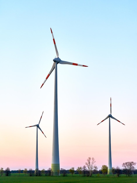 Le moulin à vent contre un ciel dégagé