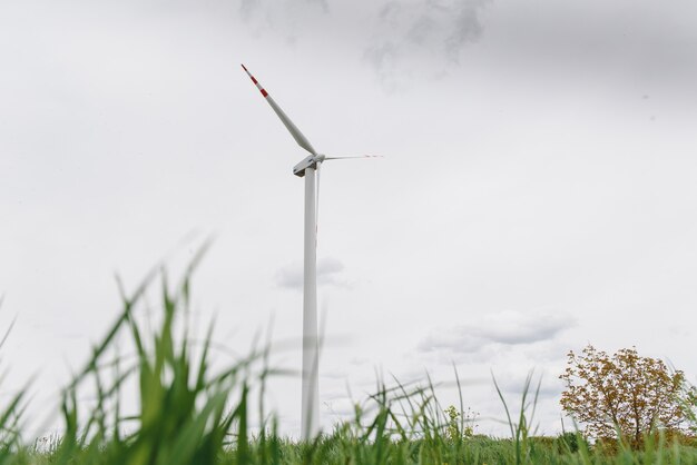 Moulin à vent contre ciel nuageux avec copyspace