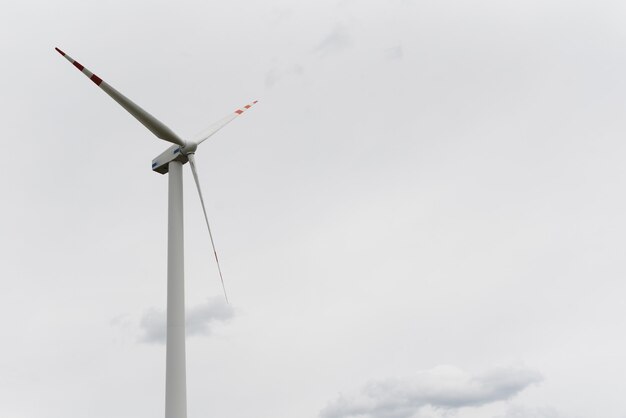 Moulin à vent contre ciel nuageux avec copyspace