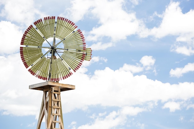 Moulin à vent historique sur une ancienne ferme du Midwest.