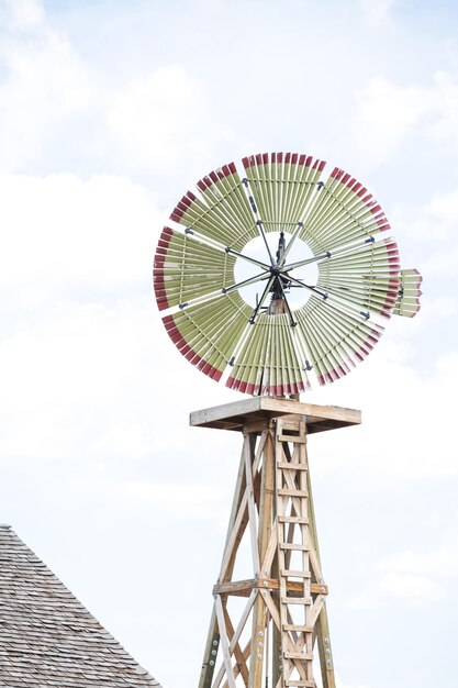 Moulin à vent historique sur une ancienne ferme du Midwest.