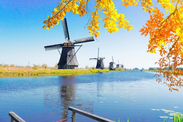 Moulin à vent hollandais au-dessus des eaux de rivière