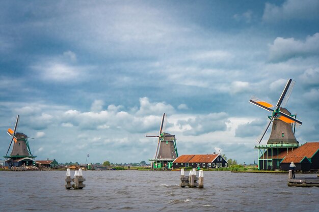 Moulin à vent hollandais traditionnel près du canal Pays-Bas