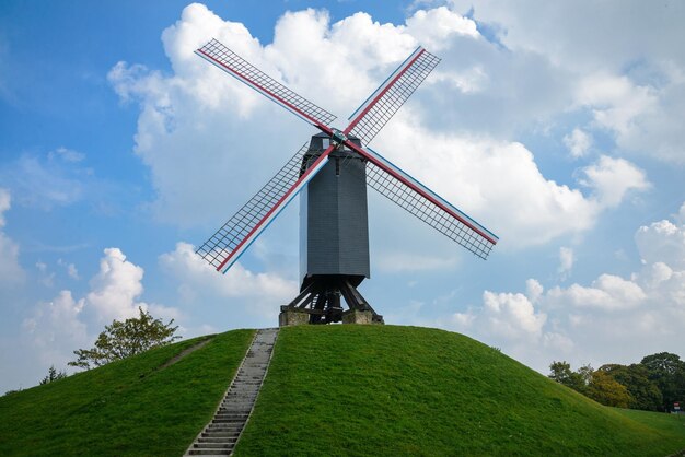 Moulin à vent moderne en bois dans le ciel de nuage bleu à Bruges Belgique