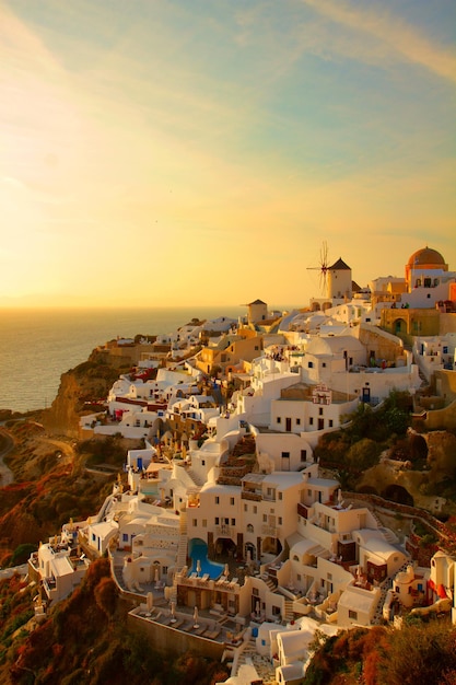 Moulin à vent d'Oia au coucher du soleil Santorini