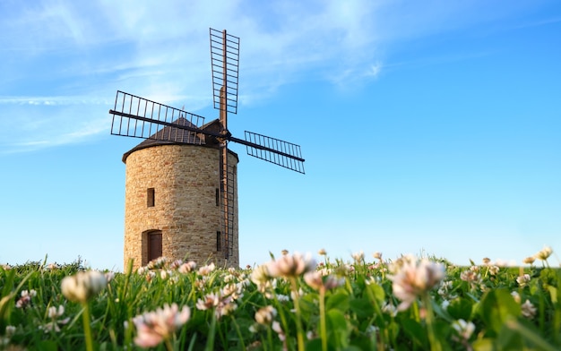 Moulin à vent en pierre traditionnel en soirée d'été