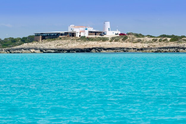 Moulin à vent de sel dans la mer turquoise de Formentera