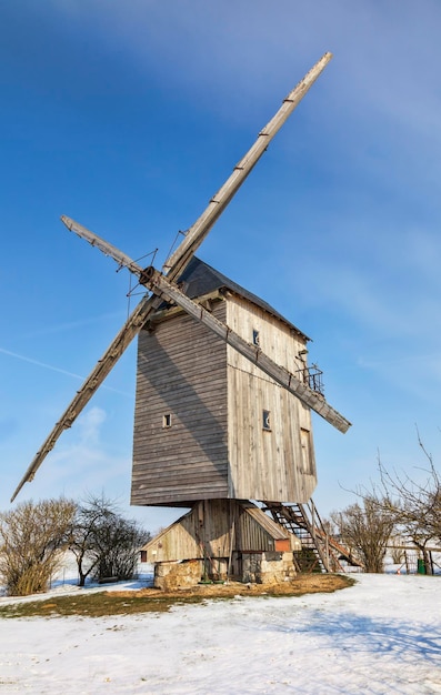 Photo moulin à vent traditionnel sur le champ contre le ciel