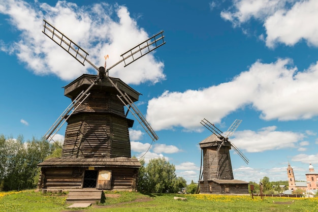 Moulin à vent traditionnel sur un champ contre le ciel