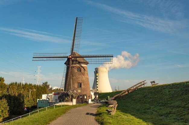 Moulin à vent traditionnel sur un champ contre le ciel